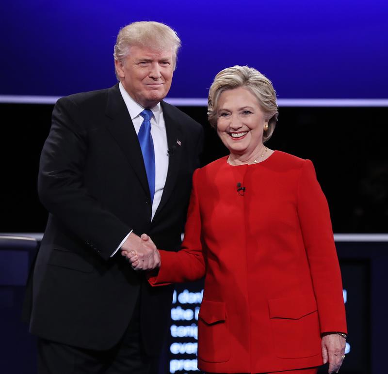 Alt-Clinton-y-Trump-posan-en-el-primer-debate-presidencial-en-la-universidad-de-Hosfra-de-Hempstead