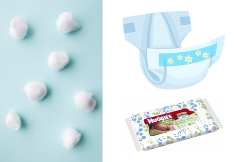 Puedes encontrar travel baby wipes, que son paquetes de toallas húmedas más pequeños ideales para la maleta.
