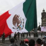 Soldados sosteniendo la bandera de México
