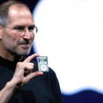 Steve Jobs mostrando el iPod