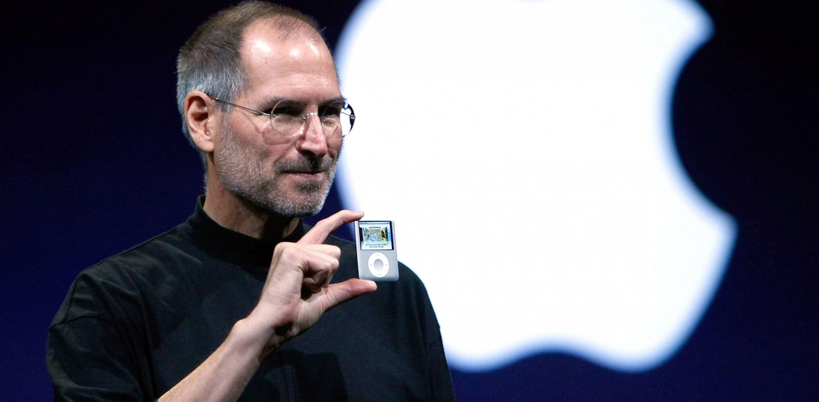 Steve Jobs mostrando el iPod