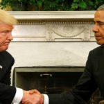 Donald Trump estrecha la mano de Barack Obama.