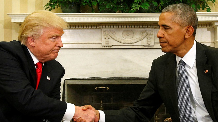 Donald Trump estrecha la mano de Barack Obama.