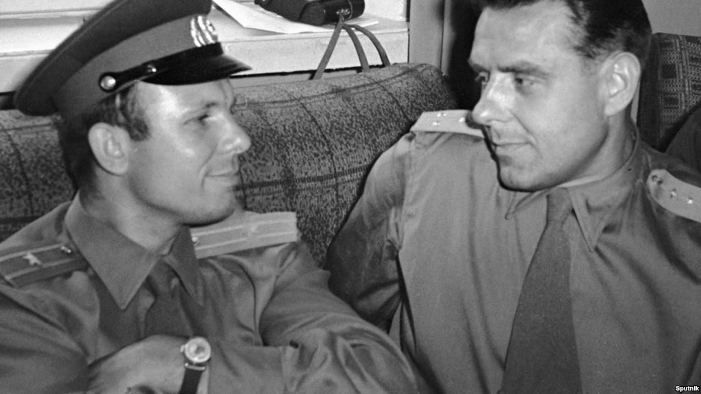 Yuri Gagarin junto a Vladimir Komarov.